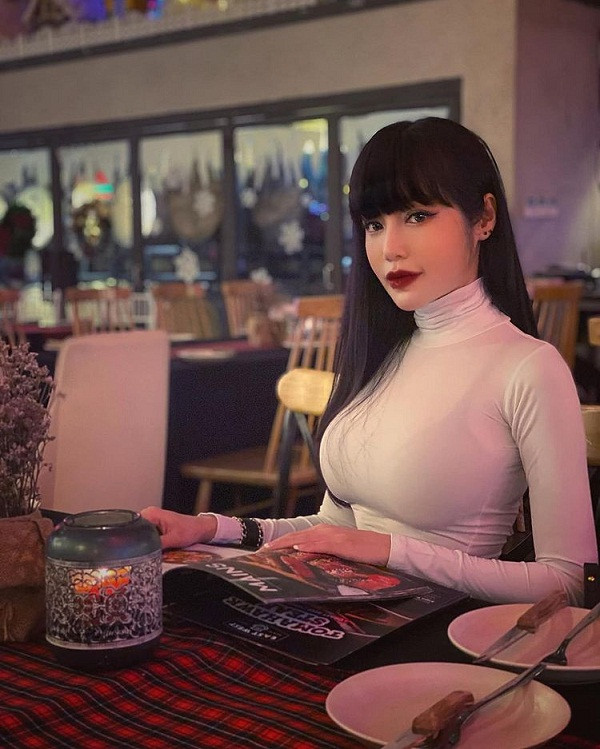 Khi lên đồ, chị em thường chọn những chiếc áo chất thun mỏng, ôm sát cơ thể, tôn rõ nét đường cong. Thoạt nhìn, cách ăn mặc tưởng kín cổng cao tường song lại làm nổi bật đường cong hấp dẫn.