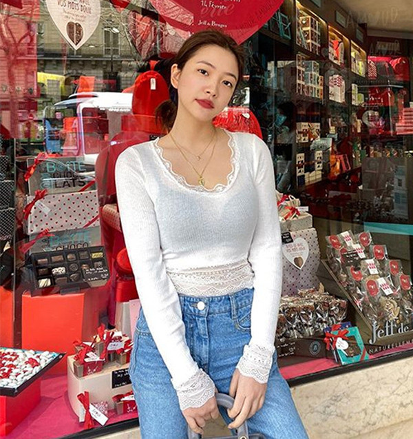 Mỹ nhân Yeri (Red Velvet) cũng từng xuất hiện với outfit bên ngoài diện áo sáng màu làm nổi bật chiếc bra đen bên trong.