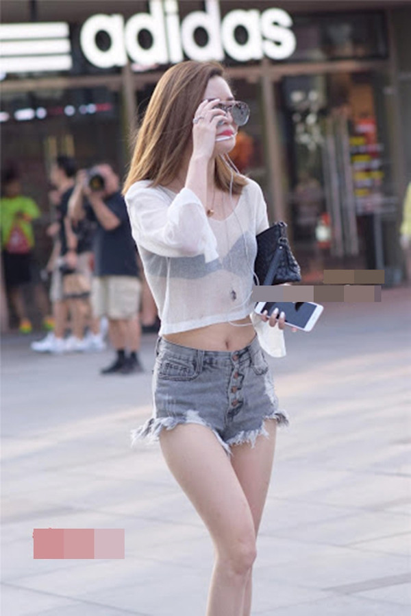 Họ mạnh dạn xuất hiện trong trang phục gây chú ý từ nhà ra phố.