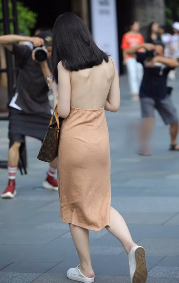 Những chiếc áo trần trụi kiểu này có vẻ không thích hợp để mặc, xuất hiện chốn đông người.