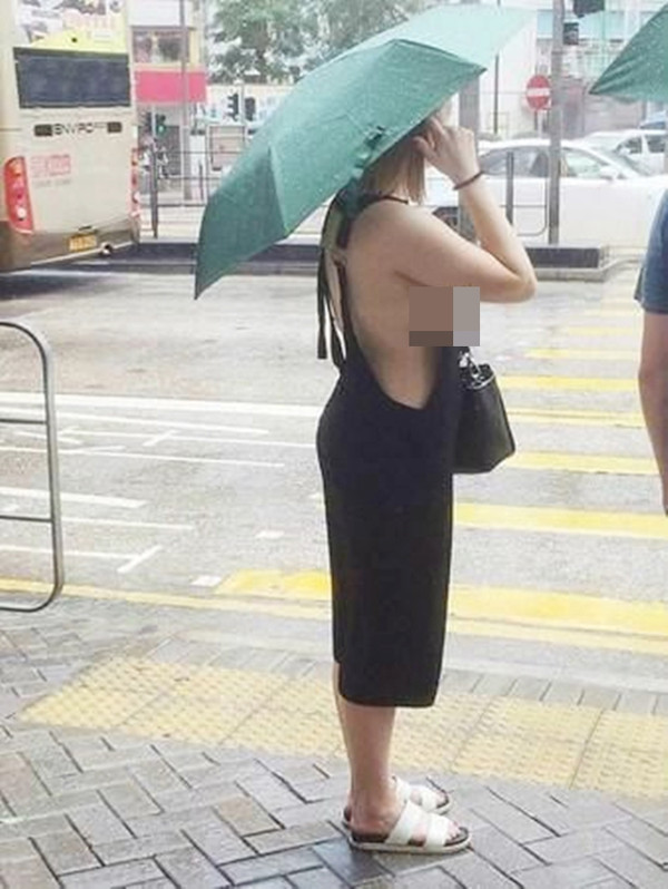 Không ít người để lộ vòng một vì áo váy áo hở lưng còn hở cả mạn sườn.