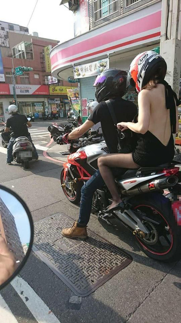 Hở hang quá mức, nhiều chị em còn “được nước lấn tới”, không cả chịu mặc nội y khiến người nhìn “đứng hình”, chỉ trực nhào lên xem mặt.