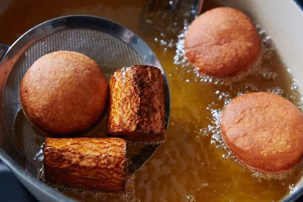 Đồ chiên. Đồ chiên được nhiều người ưa thích bởi hương vị thơm ngon, lâu ngán. Thế nhưng, bạn không nên dùng chúng nhiều. Việc xử lý ở nhiệt độ cao có thể tạo ra lượng lớn chất gây ung thư như hydrocabon đa vòng.