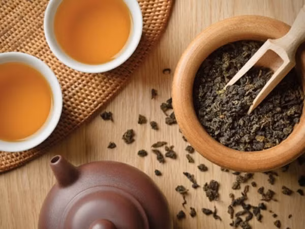 Trà mốc. Khi không được bảo quản đúng cách, trà dễ bị mốc nếu nhiễm penicillin, aspergillus hoặc fusarium. Uống chúng, người dùng sẽ đối mặt với chứng hoa mắt, chóng mặt, đau bụng hoặc tiêu chảy. Ảnh minh họa: Internet.