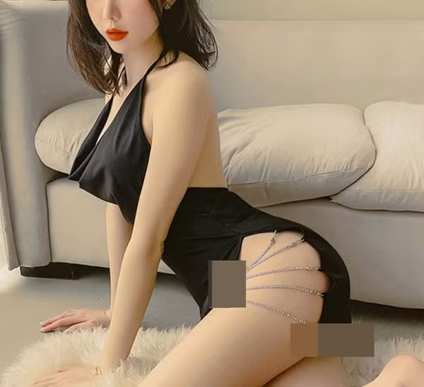 Váy xẻ cao kết hợp sợi xích thường được may từ chất liệu vải co giãn, điểm nhấn là sợi xích mỏng ngang hông để lộ những khoảng hở hững hờ.