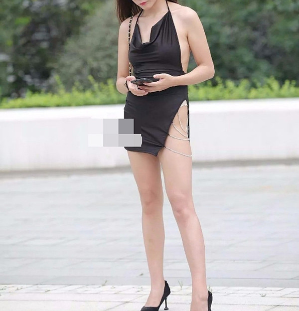 Để mặc đẹp mà không hớ, chị em nên chú ý đến độ dài chiếc váy mặc cũng như điều tiết phần xẻ hông. Đôi khi những khoảng hở vừa phải sẽ mang lại hiệu quả hơn nhiều so với việc bất chấp hở hang.