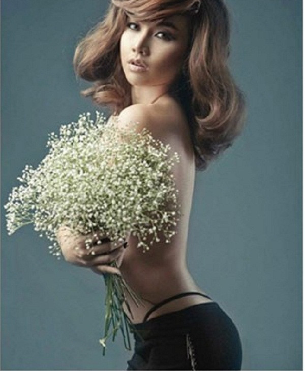 Rất nhiều mỹ nhân áp dụng công thức lấy hoa làm áo để có được shoot hình khoe trọn body sexy “nghẹt thở”.