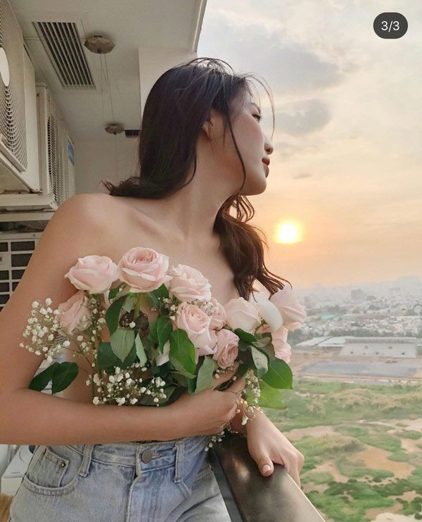 Hotgirl Thanh Trang có nhiều bức hình lên đồ với chiếc áo được kết từ hoa hồng.