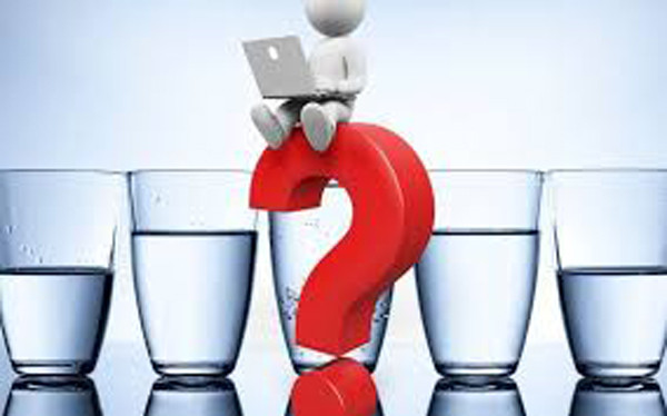 Lượng nước trên bao gồm hai phần, lấy từ thực phẩm và nước uống trực tiếp. Dựa trên “Chế độ ăn cân bằng cho người Trung Quốc” (2016), người trưởng thành hoạt động thể chất nhẹ nhàng, trong vùng khí hậu ôn hòa nên uống 1500-1700ml (khoảng 5-7 cốc) nước mỗi ngày.