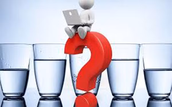 Lượng nước trên bao gồm hai phần, lấy từ thực phẩm và nước uống trực tiếp. Dựa trên “Chế độ ăn cân bằng cho người Trung Quốc” (2016), người trưởng thành hoạt động thể chất nhẹ nhàng, trong vùng khí hậu ôn hòa nên uống 1500-1700ml (khoảng 5-7 cốc) nước mỗi ngày.