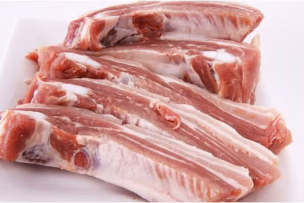 Một đặc điểm khác giúp phân biệt độ tươi ngon của sườn là độ dính của chúng. Bình thường, những miếng sườn bị dính vào tay rất có thể bị thiu. Sườn ngon sẽ tươi ráo hoặc hơi ẩm.