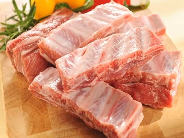 Mùi. Sườn non mới có mùi thịt thoang thoảng, có thể ngửi bằng mũi. Nếu sườn không có mùi tanh hoặc mùi đặc trưng này thì không nên mua.
