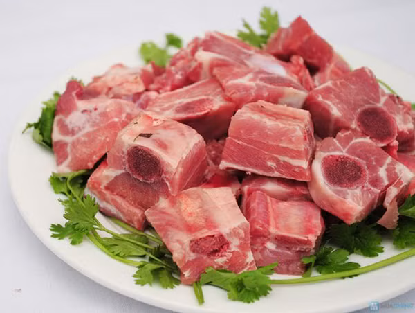 Độ đàn hồi. Sườn heo tươi sẽ có độ đàn hồi cao. Chỉ cần dùng tay ấn nhẹ là thớ thịt sẽ hồi phục ngay sau đó.