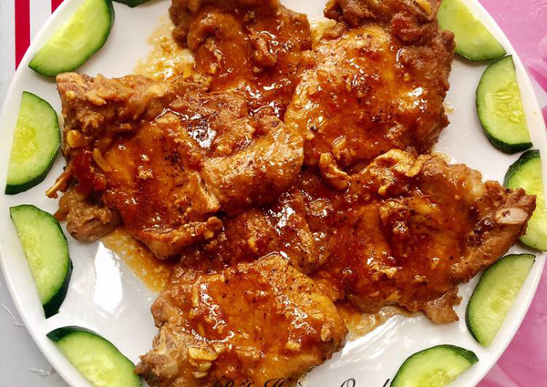 Đặc biệt, đối với món sườn cốt lết thì các bạn nên chọn loại sườn có phần thăn dày, ít lẫn mỡ thì sẽ thịt sẽ mềm và ngon hơn. Sườn cốt lết hợp nhất là chế biến các món như nướng, rán, quay, rim, hun khói. Ảnh: Internet.