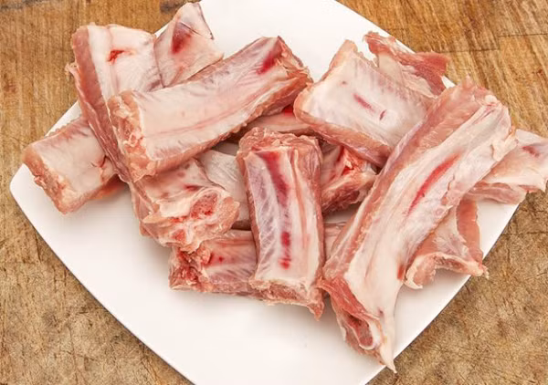 Trường hợp ấn xuống thành một vết rỗ nhỏ, đợi một thời gian không về hình dạng ban đầu chứng tỏ chúng là sườn được cấp đông, không còn tươi.