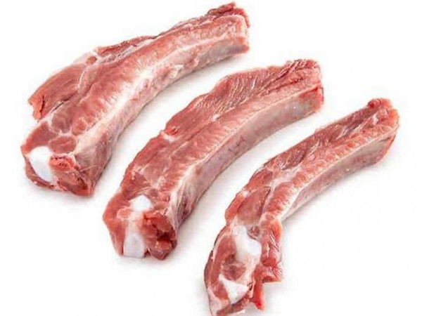 Đáng nói, sườn chứa cả xương lẫn thịt song giá của chúng không hề rẻ. Do vậy, khi mua bạn không nên chỉ chú ý đến những miếng nhiều thịt. Tùy vào mục đích chế biến, bạn chọn nguyên liệu cho phù hợp thay vì bỏ tiền mua cả xương lẫn thịt thay vì chỉ thịt không.