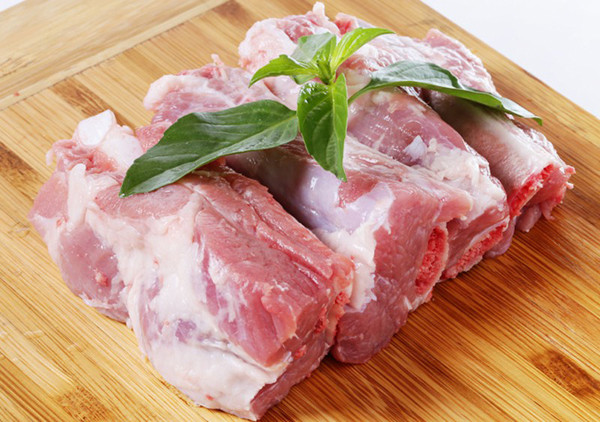 Những miếng sườn ngon thường có màu hồng nhạt. Ngược lại, sườn màu đậm, đỏ sậm hoặc tái nhợt là sườn đã qua xử lý hoặc sườn cũ. Tốt nhất không nên mua.