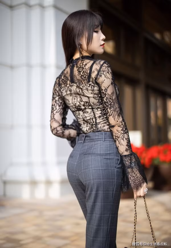 Vẻ thanh tú càng được khẳng định nhờ phụ kiện chiếc túi dây xích kim loại màu đen thời trang. Nhìn chung, tổng thể cô nàng trông rất nữ tính, đơn giản mà không xuề xòa.