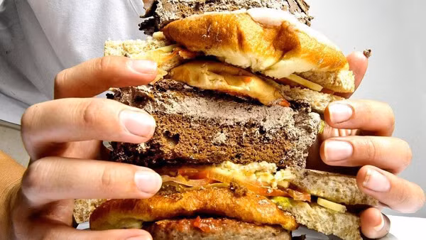 Ăn quá no cũng là thói quen hàng ngày không được khuyến khích. Ăn quá no có thể gây tổn thương niêm mạc đường tiêu hóa, tăng lipid máu dẫn đến béo phì, gan nhiễm mỡ. Nguy hiểm hơn, nó tăng rủi ro đối diện chứng viêm tụy cấp, viêm túi mật cấp...