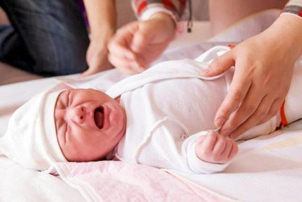 Mùa đông Trung Quốc rất khắc nghiệt, để chắc chắn con không nhiễm lạnh, một bà mẹ chọn cho trẻ mặc bodysuit (áo liền quần). Chưa bao giờ cô nghĩ bộ đồ lại là nguyên nhân khiến con nổi mẩn khắp người.