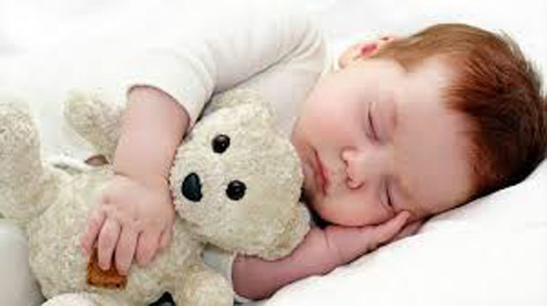 Hơn nữa, bộ quần áo đầu tiên trong đời cha mẹ mua mới cho con cũng không phải điều quá phung phí. Đợi đến khi trẻ lớn, sức đề kháng tốt hơn thì có thể tận dụng những bộ đồ cũ. Ảnh minh họa: Internet.