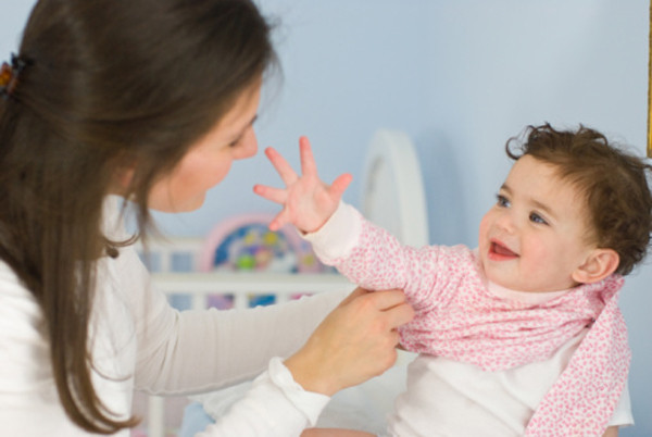 Kích cỡ trang phục cũng rất đáng quan tâm. Do tốc độ tăng trưởng và phát triển của trẻ rất nhanh, cha mẹ nên mua quần áo cho trẻ lớn hơn 1 cỡ. Không nên mua sẵn quá nhiều đồ cho trẻ dưới 1 tuổi. Chỉ nên chuẩn bị 3-5 bộ cho mỗi độ tuổi khác nhau.