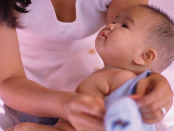 Cha mẹ cũng không nên cho trẻ mặc quần áo cũ, quần áo của người khác. Nguyên nhân bởi những bộ đồ cũ không đảm bảo vệ sinh.