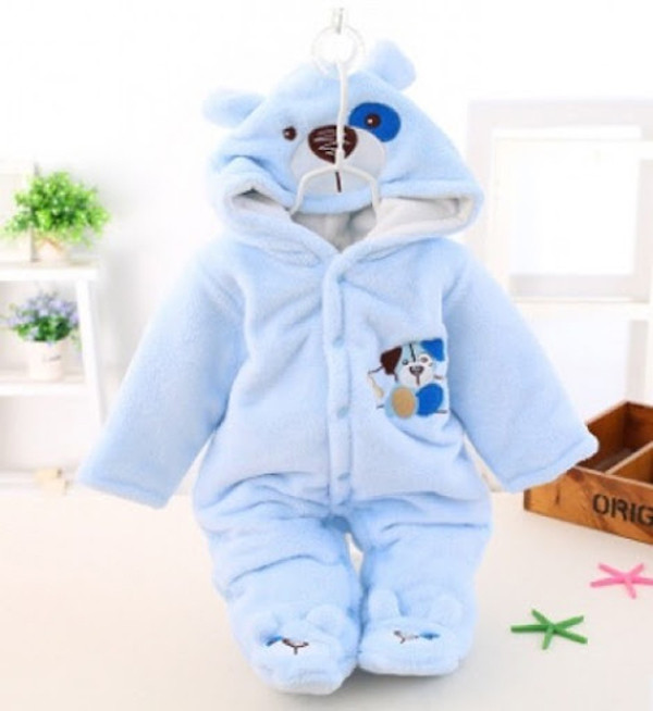 Sau khi kiểm tra, bác sĩ cho biết trẻ bị phát ban do quá nóng. Bộ đồ trẻ mặc khá kín, trong nhà lại thường xuyên bật lò sưởi khiến trẻ khó thoát nhiệt, dễ bị rôm sảy. May mắn trẻ được phát hiện sớm nên tình trạng nổi mẩn chưa mưng mủ.