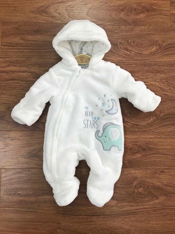 Không chỉ bí bách, bodysuit còn không tiện trong việc chăm sóc trẻ. Tưởng tượng nếu trẻ tè vào quần, cha mẹ sẽ mất thời gian phải thay cả bộ.