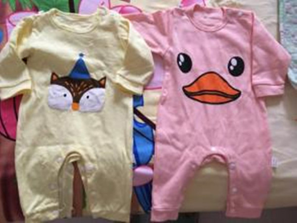 Đứa trẻ hiện được 8 tháng tuổi. Từ khi sinh ra bé ngoan ăn ngoan chơi nên mẹ chăm không quá khó khăn. Thế nhưng thời gian gần đây, bé thường xuyên quấy khóc, bứt rứt ăn ngủ không yên. Khi thay quần áo cho con, người mẹ thấy da bé nổi mẩn nên vội vàng đưa con đi khám.