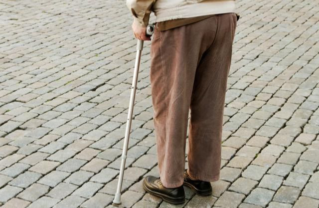 Đi lết. Tư thế đi lết khá hay gặp ở những người có bệnh về máu. Chính việc sức khỏe mạch máu có vấn đề gây hình thành huyết khối, cản trở quá trình lưu thông máu.