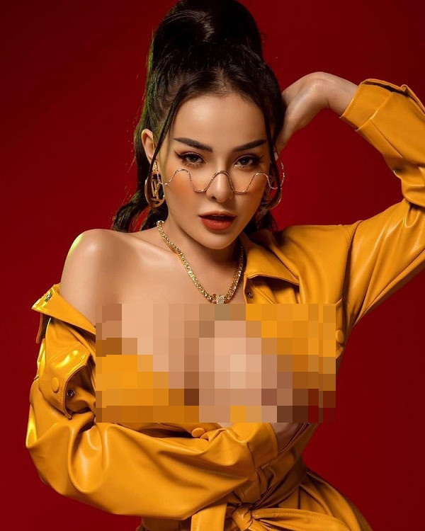 Gần đây nhất, cô nàng thị phi Ngân 98 đăng tải hình ảnh trên trang cá nhân với màn vén áo khoe thân khiến người nhìn không khỏi “nóng mắt”.