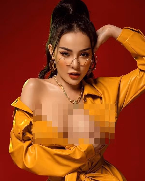 Gần đây nhất, cô nàng thị phi Ngân 98 đăng tải hình ảnh trên trang cá nhân với màn vén áo khoe thân khiến người nhìn không khỏi “nóng mắt”.