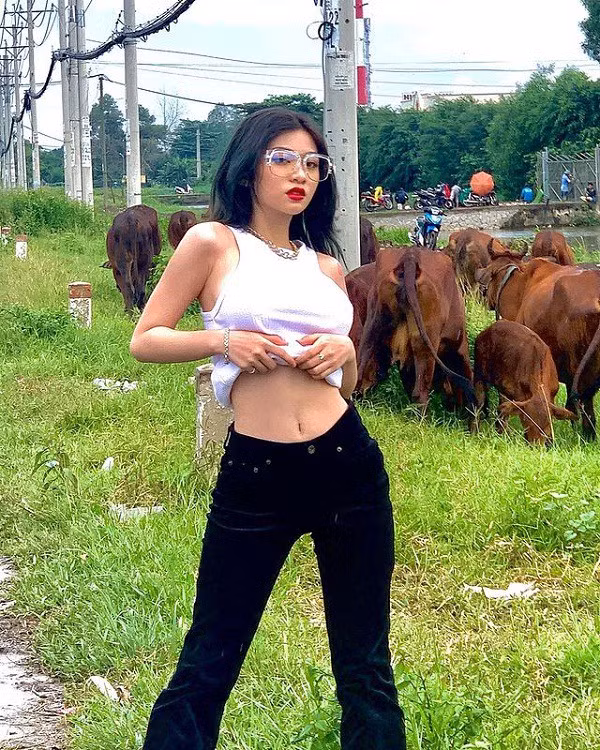 Sở hữu body hấp dẫn, hotgirl Sài Thành thường xuyên xuất hiện trước ống kính với màn “đu trend” vén áo khoe thân.