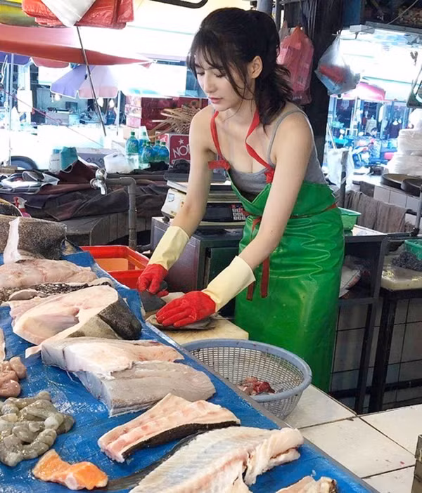 Ăn mặc sexy, tay dao tay thớt, cô nàng này khiến dân tình đổ dồn sự chú ý.