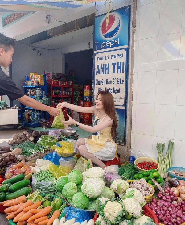 Trước Bảo Trân, cô giáo Nam Trân cũng từng khiến dân tình “dậy sóng” với bộ ảnh mặc áo cổ yếm hơi hướng hoài cổ bán rau.