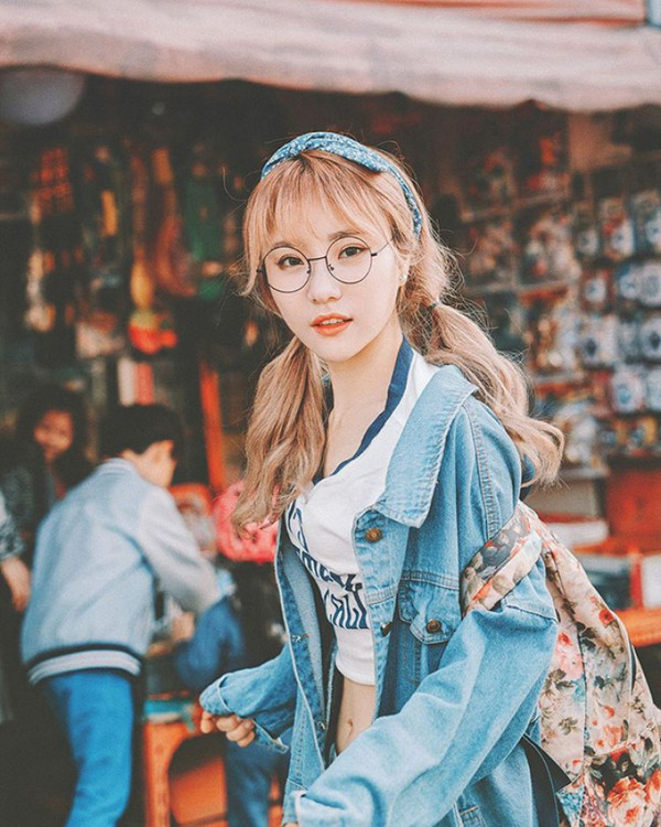 Dùng băng đô thắt nơ. Điểm cộng lớn nhất của băng đô thắt nơ là bạn không cần tốn nhiều công sức để tạo kiểu. Bản thân chúng được định hình sẵn, bạn chỉ việc cài gọn gàng lên tóc.