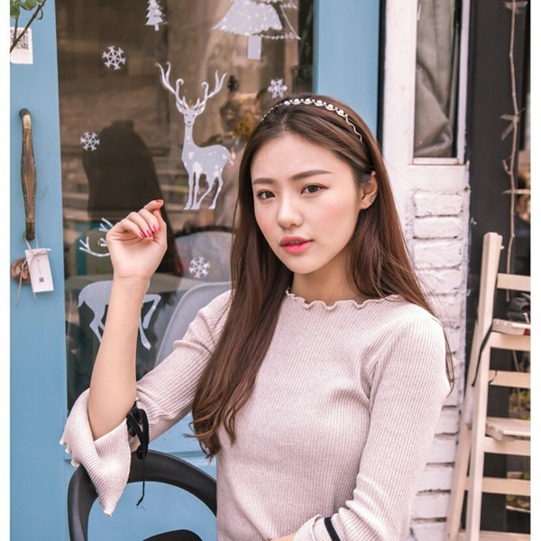 Dùng băng đô ngọc trai. So với băng đô vải, băng đô ngọc trai có phần cầu kỳ và sang chảnh hơn. Với thiết kế mảnh mai, thanh thoát, đồng thời được đính thêm những hạt ngọc trai lấp lánh, chiếc băng đô này rất thích hợp cho bạn gái diện khi đi tiệc.