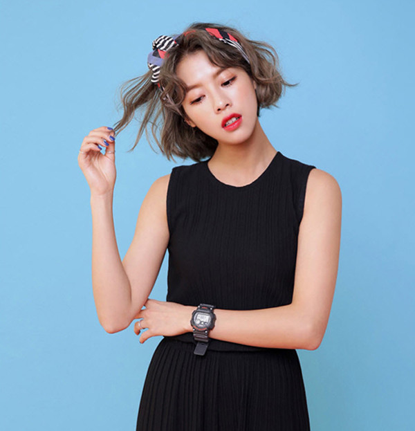 Khi dùng loại băng đô nơ này, bạn có thể xõa tóc dài, cột đuôi ngựa hay tóc búi đều được. Ảnh: Popsugar, Internet.