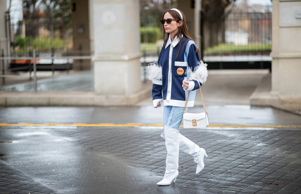 Phối băng đô trắng với trang phục sáng màu. Bằng cách này, tổng thể sẽ trở nên khỏe khoắn.