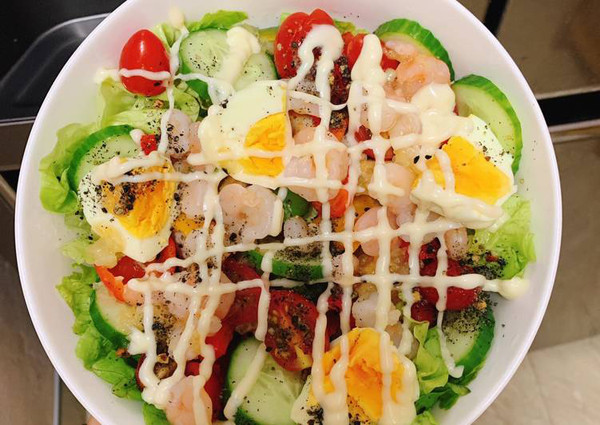Mua salad làm sẵn. Salad đóng gói sẵn chỉ tiện chứ không hề tốt như bạn tưởng. Cụ thể, bạn khó có thể kiểm soát lượng dầu, lớp phủ cũng như thành phần của món ăn. Ảnh minh họa: Internet.