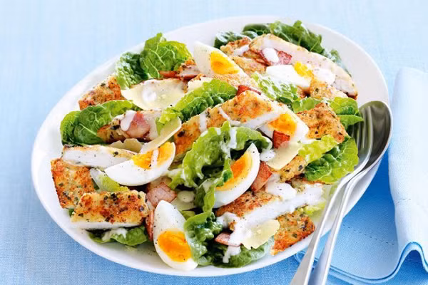 Tăng cường lớp phủ. Đối với 1 số người, lớp bánh mì, pho mát, trái cây, thịt xông khói... phủ trên đĩa salad là hấp dẫn nhất nên không ngại cho nhiều. Burak cho rằng chúng không có lợi cho mục đích giảm cân. Thay vào đó, nên dụng các loại hạt như hạt điều, việt quất hay mâm xôi món salad sẽ hoàn hảo hơn.