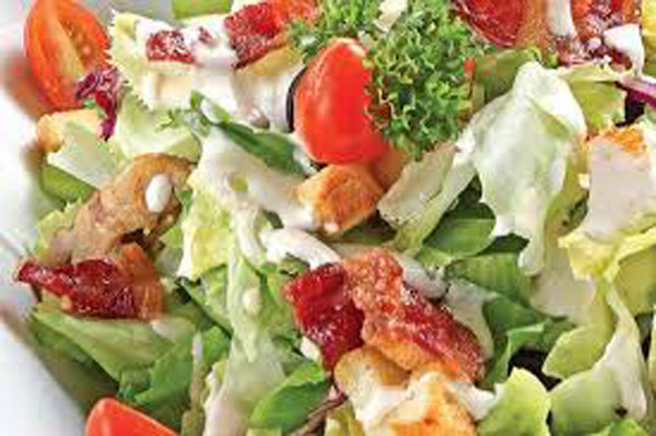 "Sùng bái" xà lách. Xà lách là thực phẩm có mặt trong hầu hết các món salad. Dù vậy, nó không chứa tất cả các chất dinh dưỡng cần thiết cho cơ thể. Bạn nên đa dạng các loại rau. Chẳng hạn rau lá sẫm màu như cải xoăn không chỉ chứa nhiều chất chống oxy hóa, chất xơ mà còn giúp duy trì cảm giác no lâu hơn.