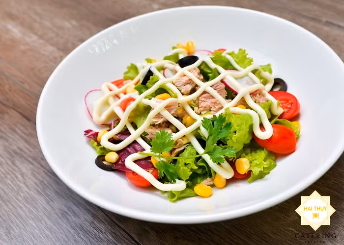 Không bổ sung đủ chất xơ. Mục đích dùng salad để giảm cân là tận dụng lượng dinh dưỡng, chất chống oxy hóa cùng chất xơ dồi dào. Nếu salad chủ yếu các thành phần khác như thịt thì không thể đảm bảo mục đích ban đầu.