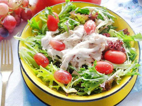 Dùng quá nhiều nước sốt. Salad khá nhạt nên nhiều người lạm dụng nước sốt để tăng vị đậm đà. Bằng cách này, một lượng chất béo bão hòa trong gia vị có cơ hội đi vào cơ thể, khiến nỗ lực giảm cân bị ảnh hưởng.