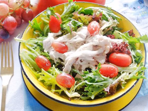 Dùng quá nhiều nước sốt. Salad khá nhạt nên nhiều người lạm dụng nước sốt để tăng vị đậm đà. Bằng cách này, một lượng chất béo bão hòa trong gia vị có cơ hội đi vào cơ thể, khiến nỗ lực giảm cân bị ảnh hưởng.
