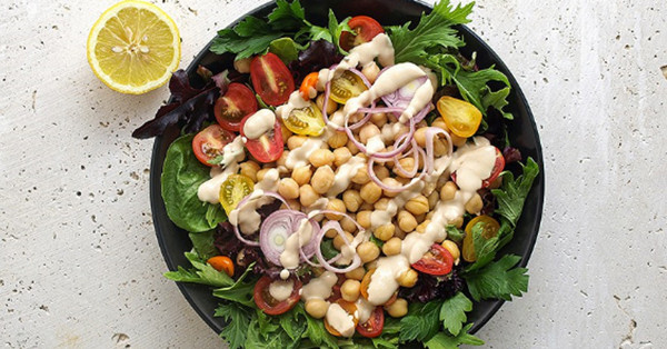 Chất béo bão hòa không chỉ làm tăng vòng eo mà còn tăng cholesterol lipoprotein và nguy cơ tim mạch. Do đó, bạn nên chọn thịt gà, tôm, cá cùng các sản phẩm từ đậu nành, các loại hạt để đạt được hiệu quả giảm cân.