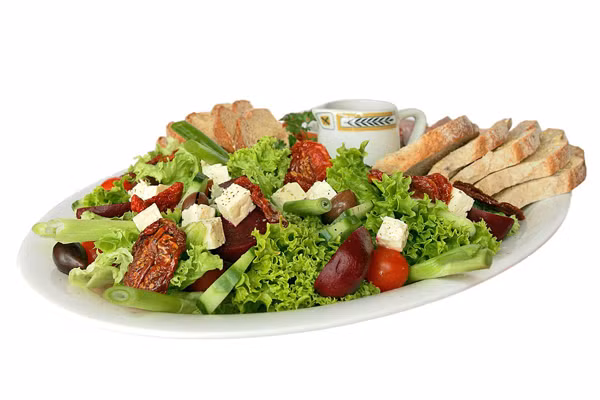 Chọn thực phẩm giàu protein. Dù protein ảnh hưởng lớn đến nỗ lực giảm cân xong chúng lại chứa lượng calo cao. Hơn nữa, những thực phẩm giàu protein như thịt xông khói, thịt nguội, pho mát, thịt chiên... còn chứa nhiều chất béo bão hòa.