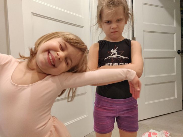 Thu hút sự chú ý. Nếu để ý, bạn sẽ thấy rằng bé sẽ vô cùng vui vẻ và phấn khích khi thấy mẹ trở về từ bên ngoài. Nhiều bé sẽ chủ động sà vào bàn tay của mẹ.