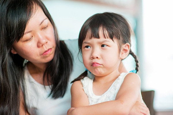 Ngay cả khi quấy khóc, bé sẽ quấy khóc to hơn khi mẹ ở nhà và luôn đưa mắt tìm mẹ. Vì bé biết khi khóc, mẹ sẽ đến gần vỗ về, cưng nựng bé. Mẹ nên nhớ rằng, lúc này bé cần một cái ôm dịu dàng từ mẹ. Hãy gần gũi, nâng niu và lắng nghe bé nhiều hơn nữa.